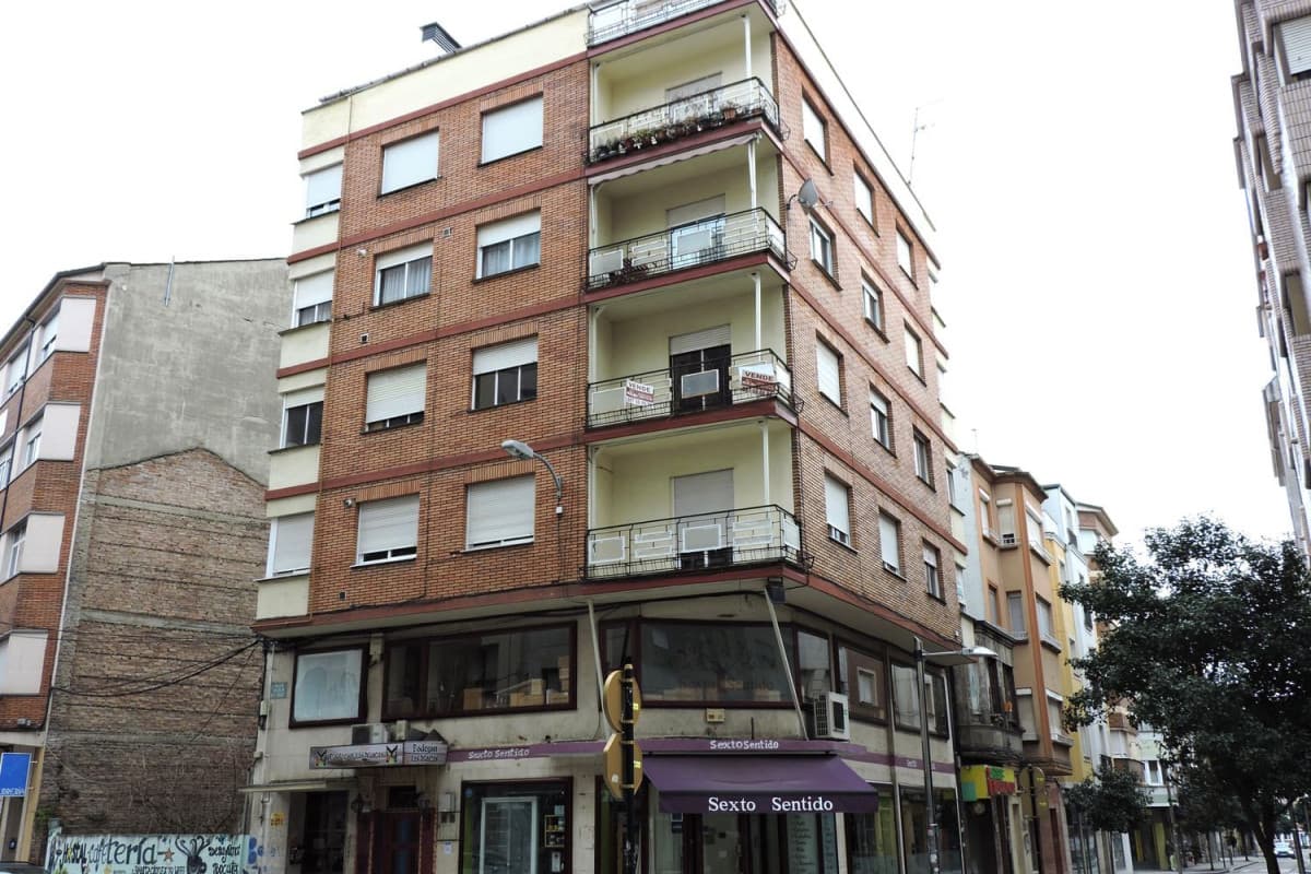 Alquiler de piso en Calle Antolin Lopez Pelaez, 3 , Ponferrada photo 2