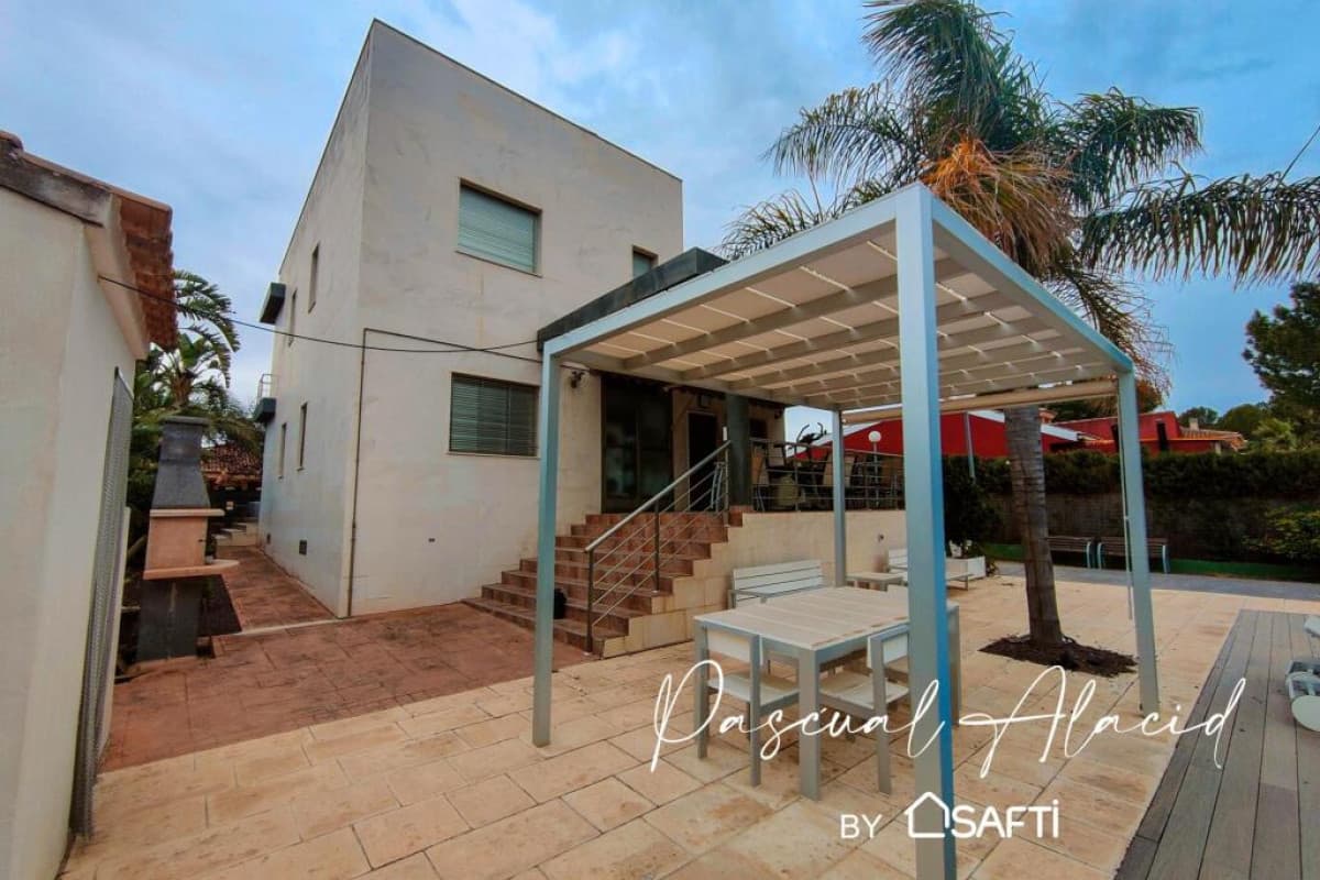 Chalet Independiente SIN COMISIONES de Estilo Moderno con Amplias Habitaciones y Piscina en Urbanización Los Conejos., Molina de Segura
photo 2