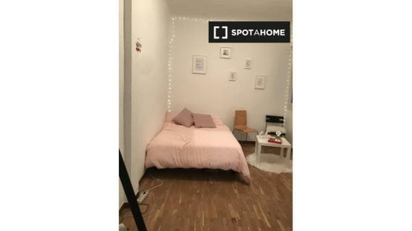 Habitación en piso compartido en madrid. photo 1