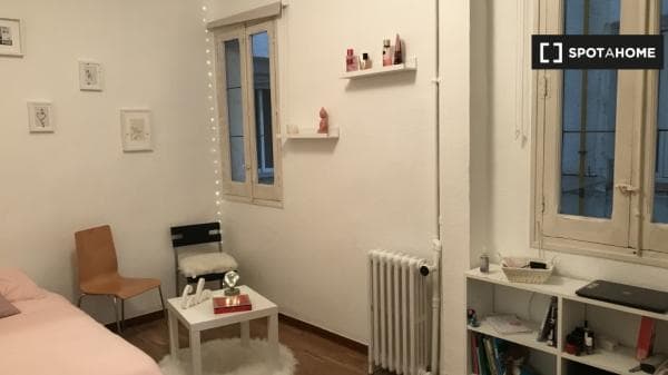 Habitación en piso compartido en madrid. photo 2