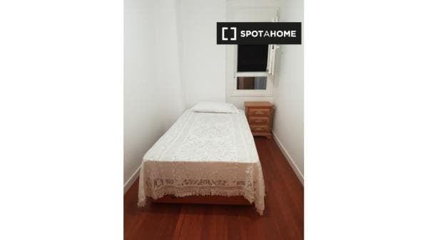 Habitación en piso compartido en madrid. photo 1