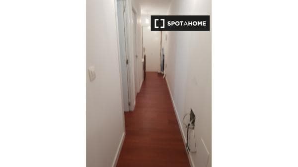 Habitación en piso compartido en madrid. photo 2
