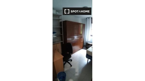 Habitación en piso compartido en madrid. photo 2