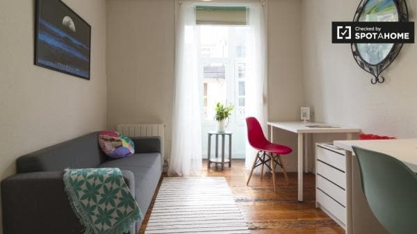 Gran rroom en casa de 3 dormitorios en Casco Viejo, Bilbao photo 1
