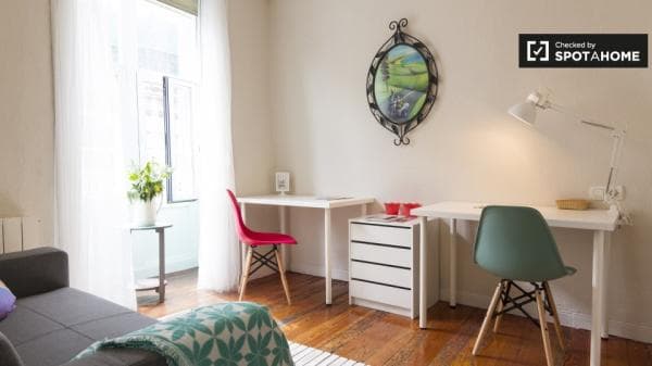 Gran rroom en casa de 3 dormitorios en Casco Viejo, Bilbao thumbnail 1
