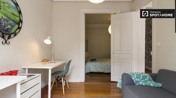 Gran rroom en casa de 3 dormitorios en Casco Viejo, Bilbao thumbnail 2