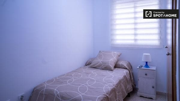 Se alquila habitación en apartamento de 4 dormitorios photo 1