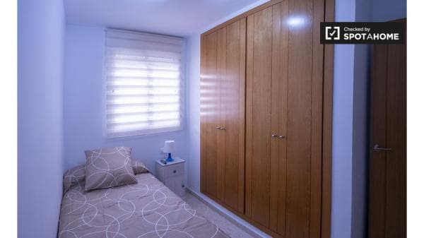 Se alquila habitación en apartamento de 4 dormitorios thumbnail 1