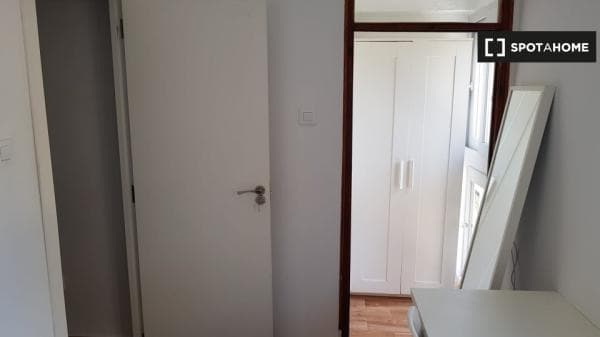Se alquila habitación en piso de 4 habitaciones en Sevilla thumbnail 1