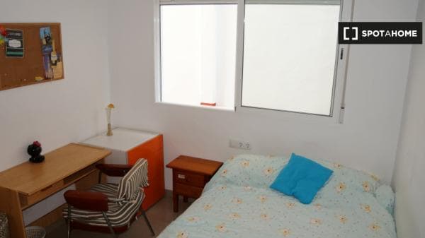 Se alquila habitación en preciosa casa compartida en Sevilla photo 1
