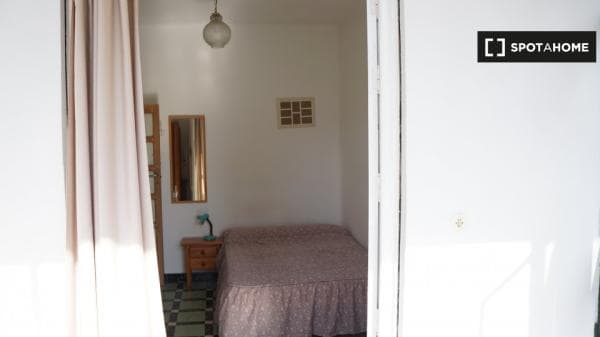Se alquila habitación en preciosa casa compartida en Sevilla thumbnail 2