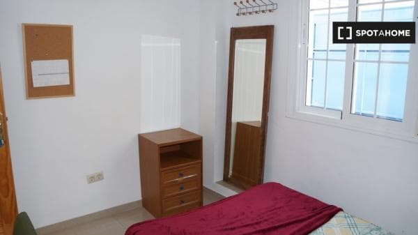 Se alquila habitación en preciosa casa compartida en Sevilla thumbnail 2
