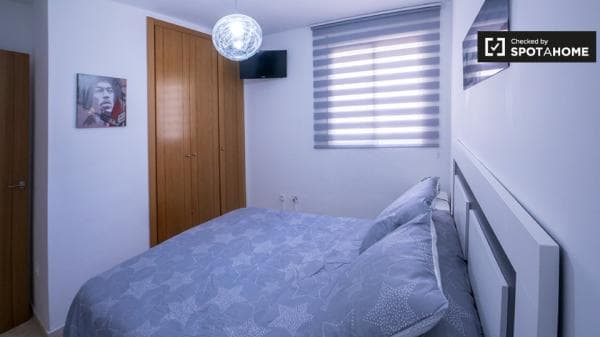 Se alquila habitación en apartamento de 4 dormitorios photo 1