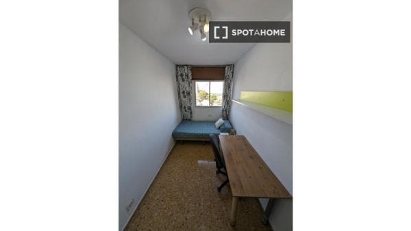 Se alquila habitación en piso de 4 dormitorios en Algirós, Valencia photo 1