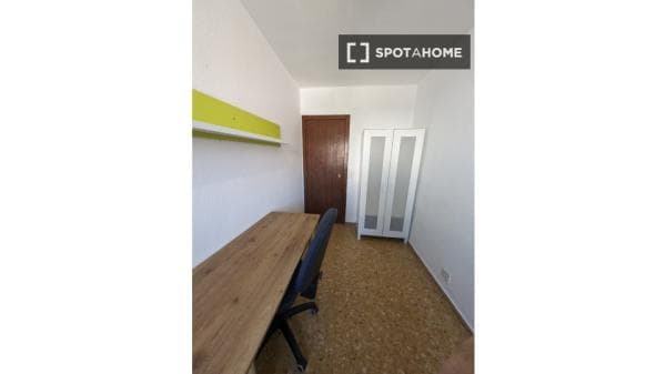 Se alquila habitación en piso de 4 dormitorios en Algirós, Valencia thumbnail 1