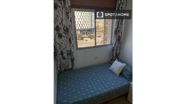 Se alquila habitación en piso de 4 dormitorios en Algirós, Valencia thumbnail 2
