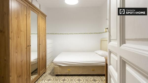 Se alquila habitación en apartamento de 3 dormitorios en Trafalgar, Madrid. photo 1