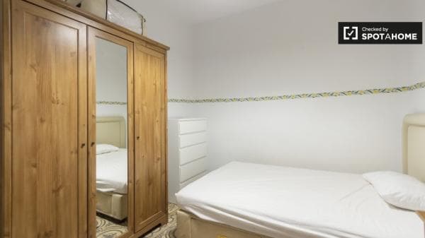 Se alquila habitación en apartamento de 3 dormitorios en Trafalgar, Madrid. thumbnail 1