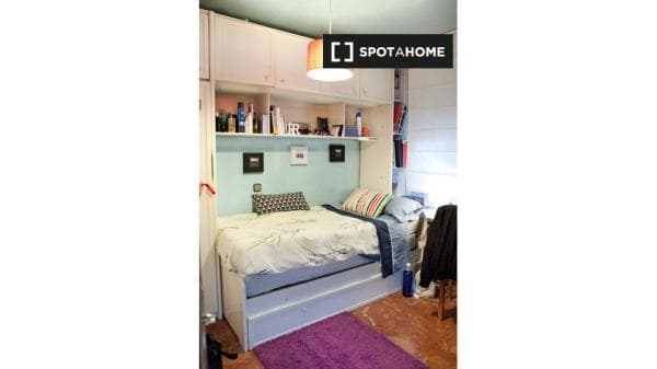 Habitación en piso compartido en madrid. photo 1