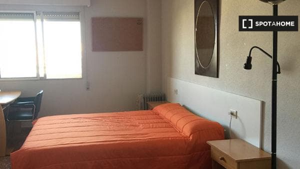 Se alquila habitación en apartamento de 4 dormitorios en La Saïdia, Valencia photo 1