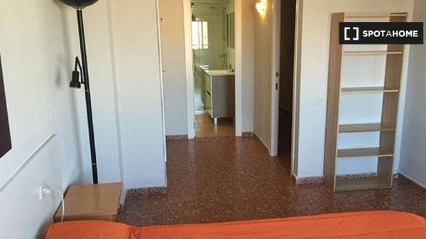 Se alquila habitación en apartamento de 4 dormitorios en La Saïdia, Valencia thumbnail 1