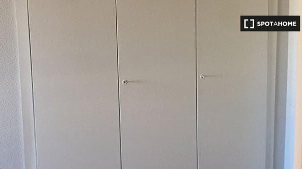 Se alquila habitación en apartamento de 4 dormitorios en La Saïdia, Valencia thumbnail 2