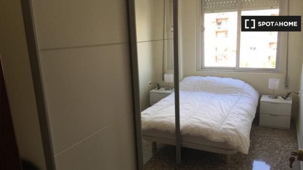 Habitación en apartamento de 4 dormitorios en El Pla del Real, Valencia photo 1