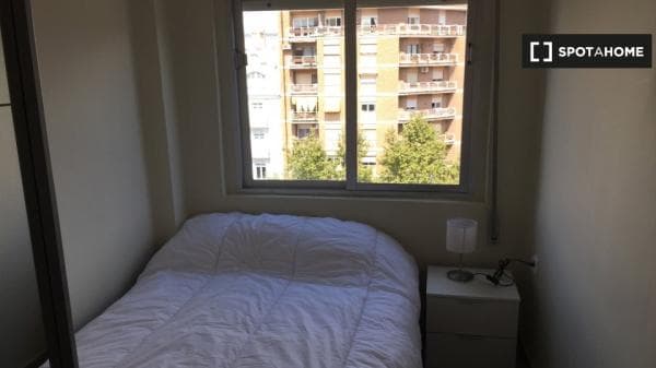 Habitación en apartamento de 4 dormitorios en El Pla del Real, Valencia thumbnail 1