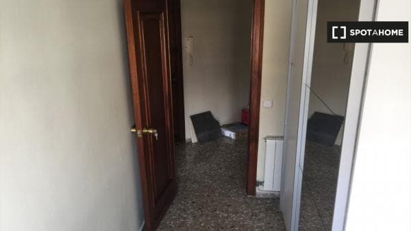 Habitación en apartamento de 4 dormitorios en El Pla del Real, Valencia thumbnail 2