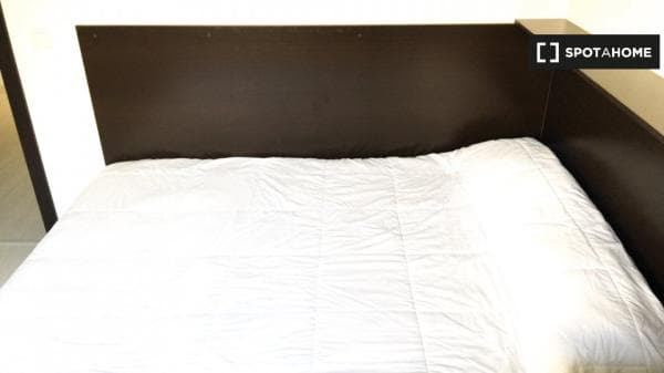 Se alquila habitación en apartamento de 6 dormitorios en Algirós, Valencia. photo 1