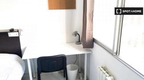 Se alquila habitación en apartamento de 6 dormitorios en Algirós, Valencia. thumbnail 1