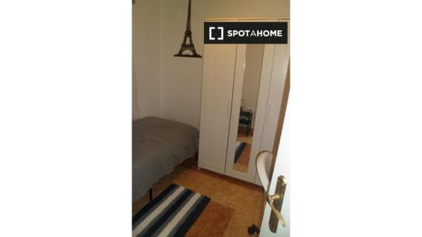 Se alquila habitación en piso de 3 dormitorios en Burjassot, Valencia photo 1
