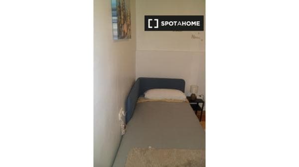 Se alquila habitación en piso de 3 dormitorios en Burjassot, Valencia photo 1