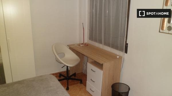Se alquila habitación en piso de 3 dormitorios en Burjassot, Valencia thumbnail 1