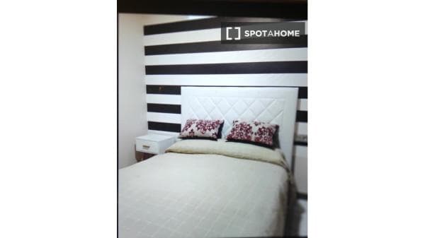 Se alquila habitación en piso compartido en Oviedo thumbnail 1