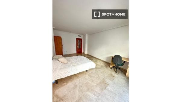 1 dormitorio en piso compartido en Córdoba photo 1