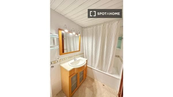 1 dormitorio en piso compartido en Córdoba thumbnail 2