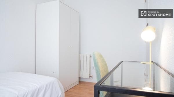 Se alquila habitación en apartamento de 3 dormitorios en Madrid photo 1