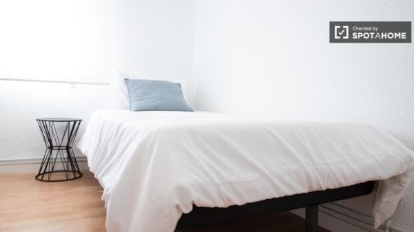 Se alquila habitación en apartamento de 3 dormitorios en Madrid thumbnail 1