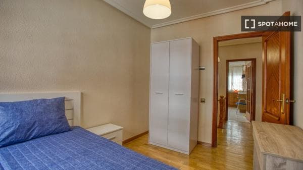 Piso en alquiler en , Oviedo thumbnail 1