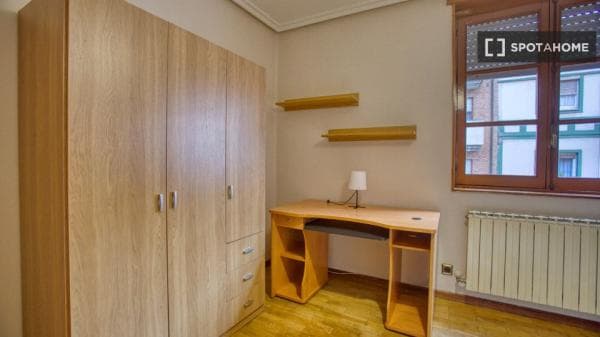 Piso en alquiler en , Oviedo thumbnail 2