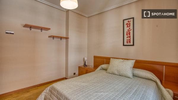 Piso en alquiler en , Oviedo thumbnail 1