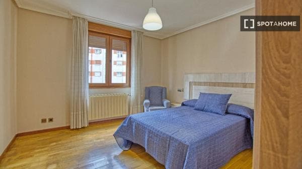 Piso en alquiler en , Oviedo thumbnail 1