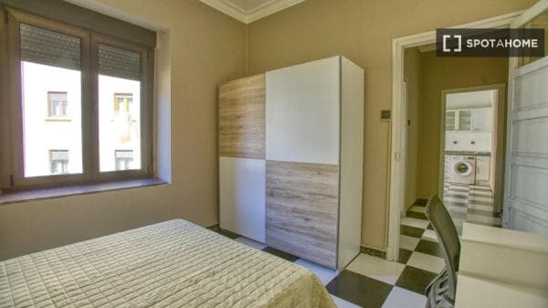 Piso en alquiler en , Oviedo thumbnail 1