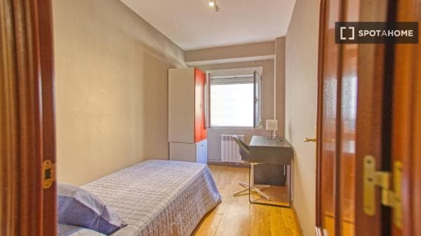 Piso en alquiler en , Oviedo thumbnail 1