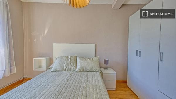 Piso en alquiler en , Oviedo thumbnail 1