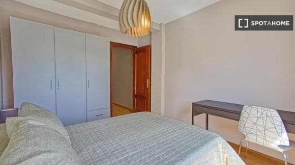 Piso en alquiler en , Oviedo thumbnail 2