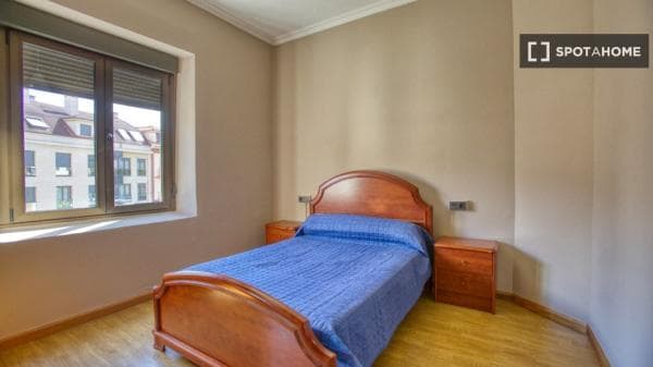 Piso en alquiler en , Oviedo thumbnail 1