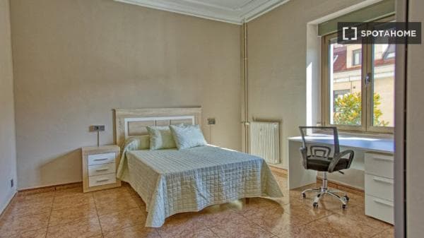 Piso en alquiler en , Oviedo thumbnail 2