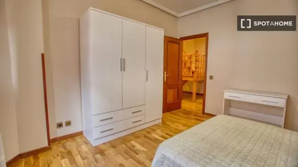 Piso en alquiler en , Oviedo photo 1